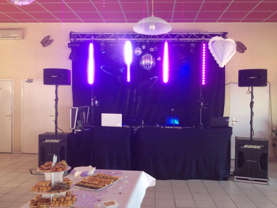 DJ pour une animation de soirée.